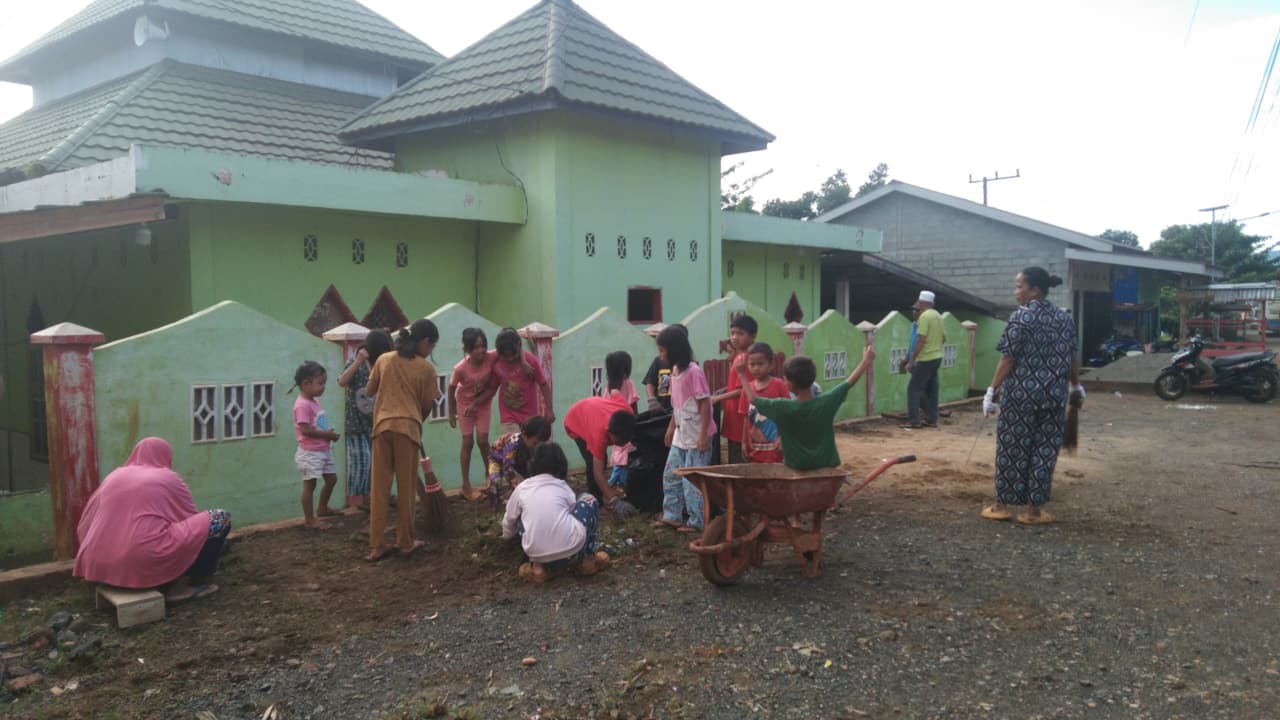 Sambut Bulan Suci Ramadhan 1447 H, Perangkat Desa dan Warga Desa Asuli Kecamatan Towuti Kabupaten Luwu Timur Melaksanakan Kegiatan Aksi Bersih pada Rumah Ibadah di Lingkungan Sekitar Masjid